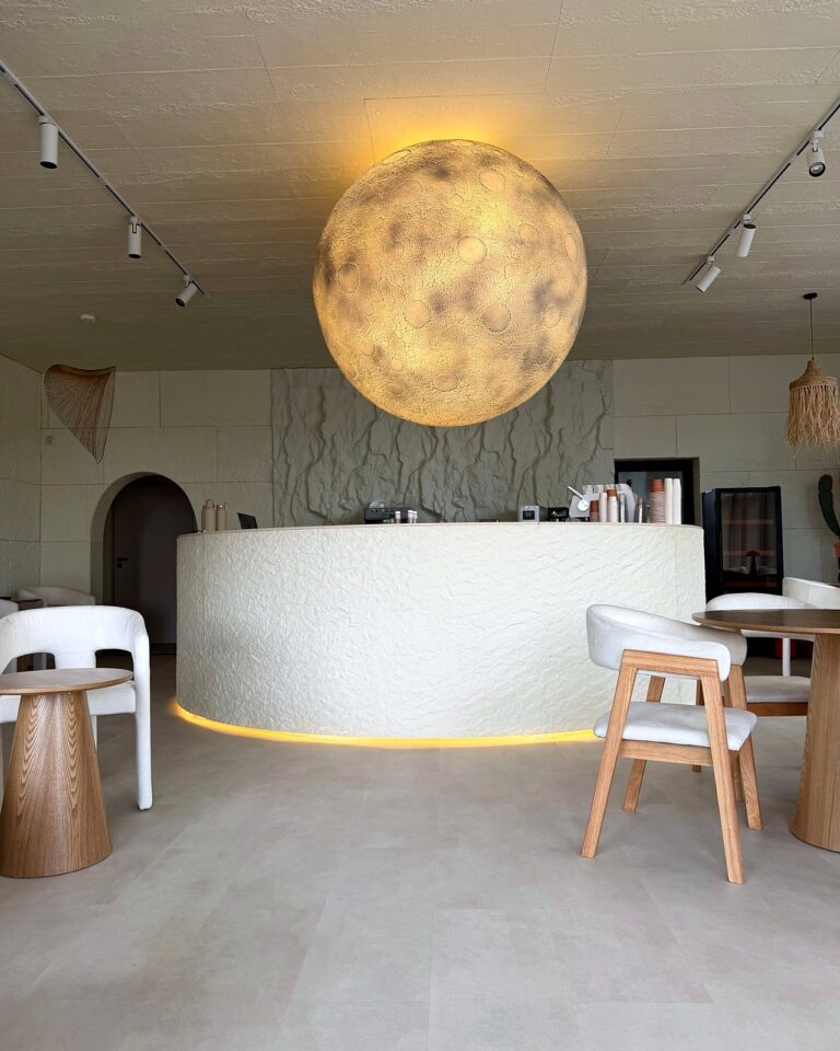 Kaviareň MoonLife Lab Centrum v Poprade s lampou v tvare mesiaca nad barom