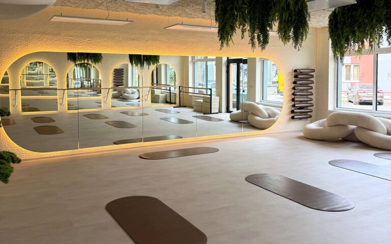 Sála MoonLife Lab Centrum s podložkami na mat pilates a veľkým zrkadlom