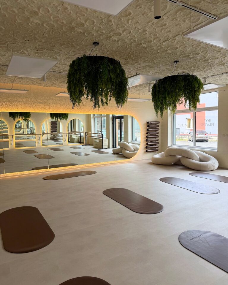 Veľká sála MoonLife Lab Centrum so zrkadlovou stenou a oknami do ulice